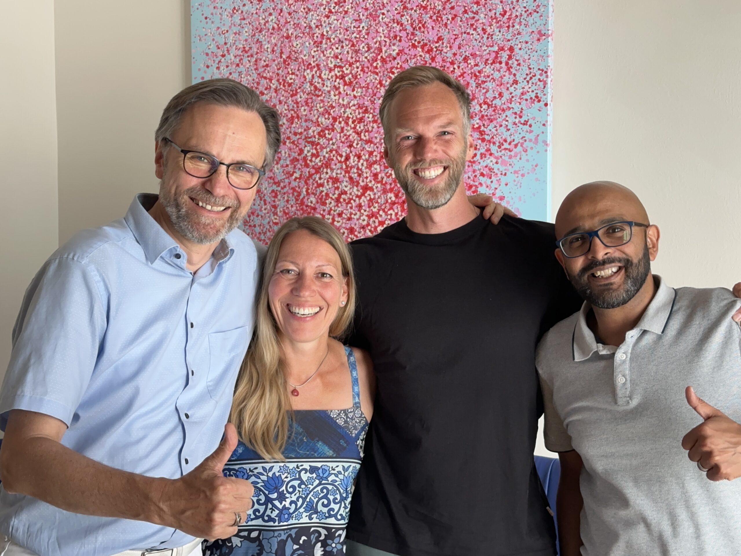 Asger sammen med Dr. Henning Saupe og holdet på Arcadia-klinikken, 2023