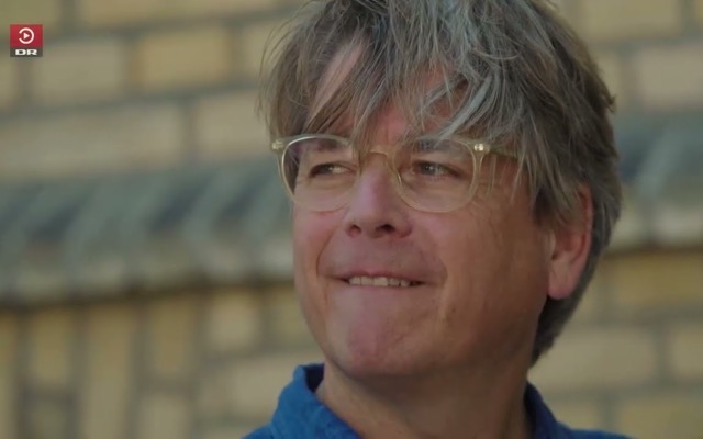 Peter Lund Madsen foran en murstensvæg